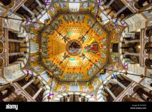 aachen-cathedral-cupola-and-barbarossas-chandelier-unesco-world-heritage-DY5X3X.jpg
