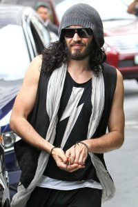 russell-brand-departing-from-his-yoga-class-01